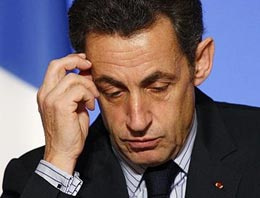 Sarkozy'e beklenen darbe geldi