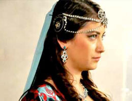 Hazal Kaya sultan oldu!