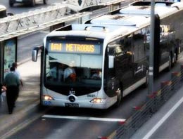 Kaza yapan Metrobüs E-5'e daldı!