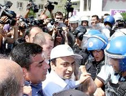 BDP'li vekil polisin kafasına sıkmak istedi