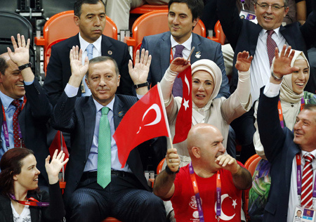 Başbakan Erdoğan, elinden Türk bayrağını bırakmadı