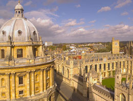 Oxford'da erkekler artık etek giyecek!