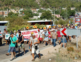 Nükleer karşıtları Mersin'de yol kesti